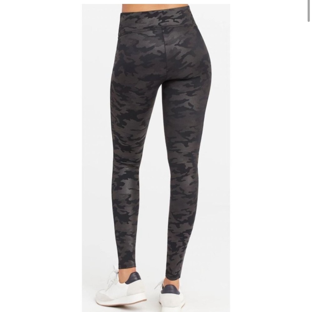 SPANX FAUX LEATHER BLACK MATTE CAMO PRINT LEGGING SMALL - Picture 3 of 14